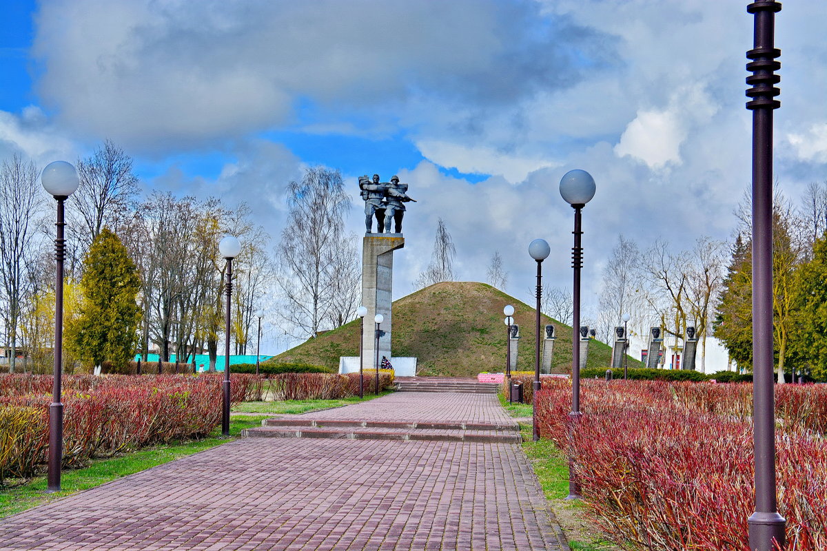 Мемориальный  комплекс  посвященный  победе   в  войне   1041-1945  года   в  Сычково  Беларусь - Валера39 Василевский.