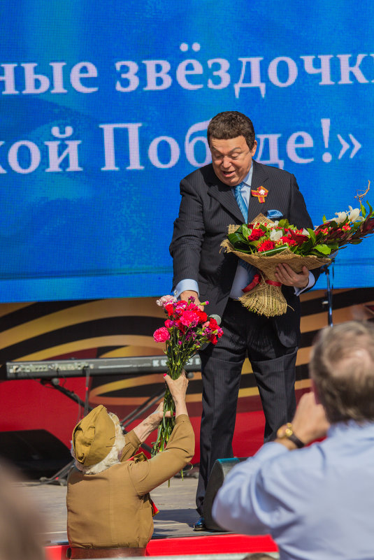 Кобзону ветеран вручает цветы - Дмитрий Сушкин