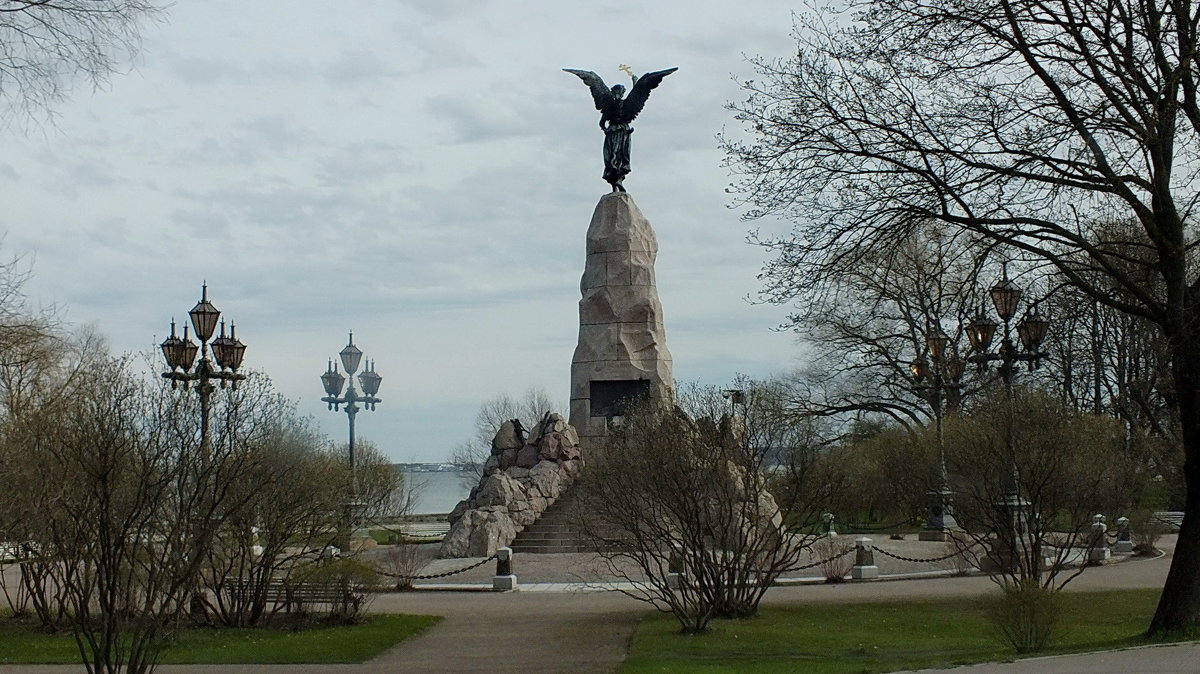 Памятник погибшему кораблю Таллин - Сергей Мышковский