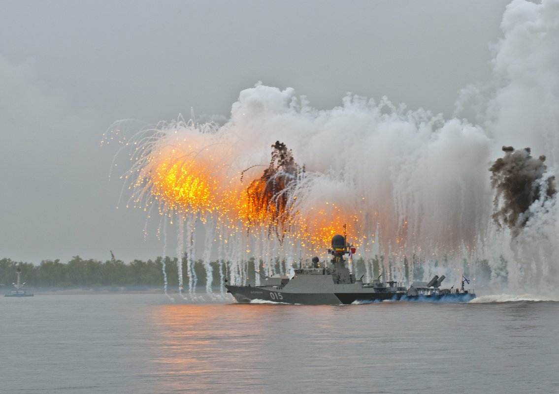 Салют волжским морякам 09.05.2015 - Павел Бутенко