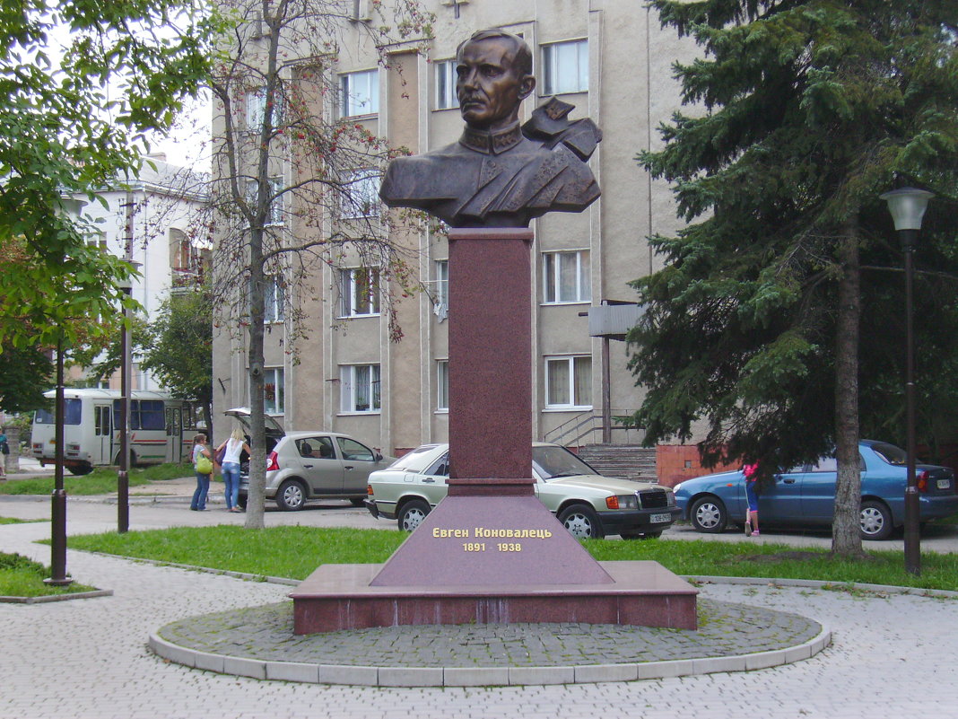 Памятник  Евгению  Коновальцу  в  Ивано - Франковске - Андрей  Васильевич Коляскин