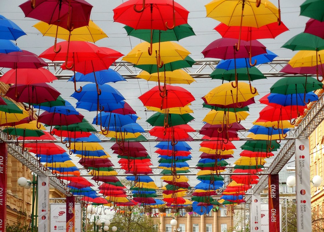 Зонтики — это не только спутники дождливой погоды, но и позитивное украшение для улиц - Елена Павлова (Смолова)