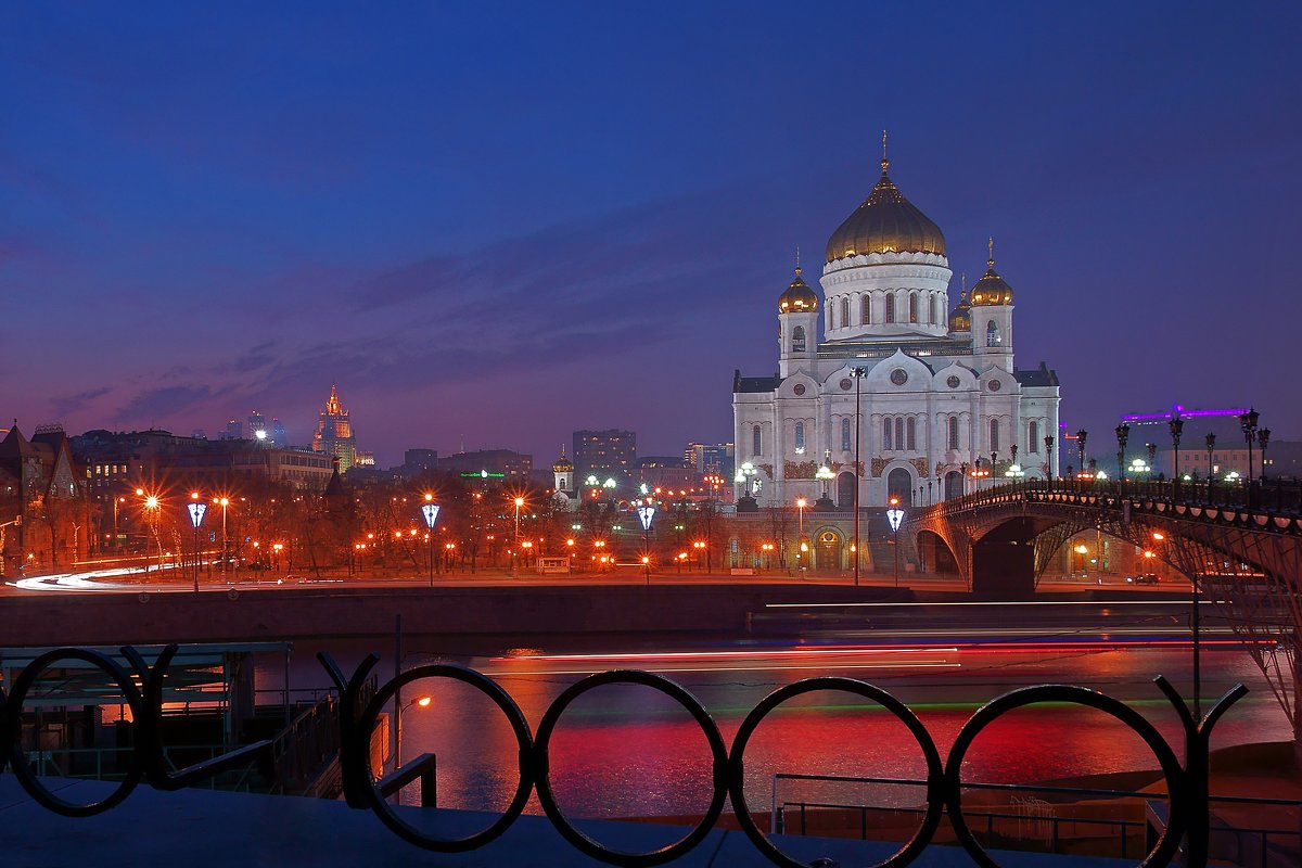 Москва храм Христа Спасителя с набережной