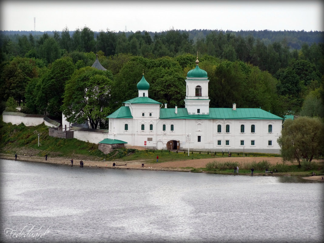 Вид на Мирожский мужской монастырь с Власьевской башни Псковского Кремля. - Fededuard Винтанюк
