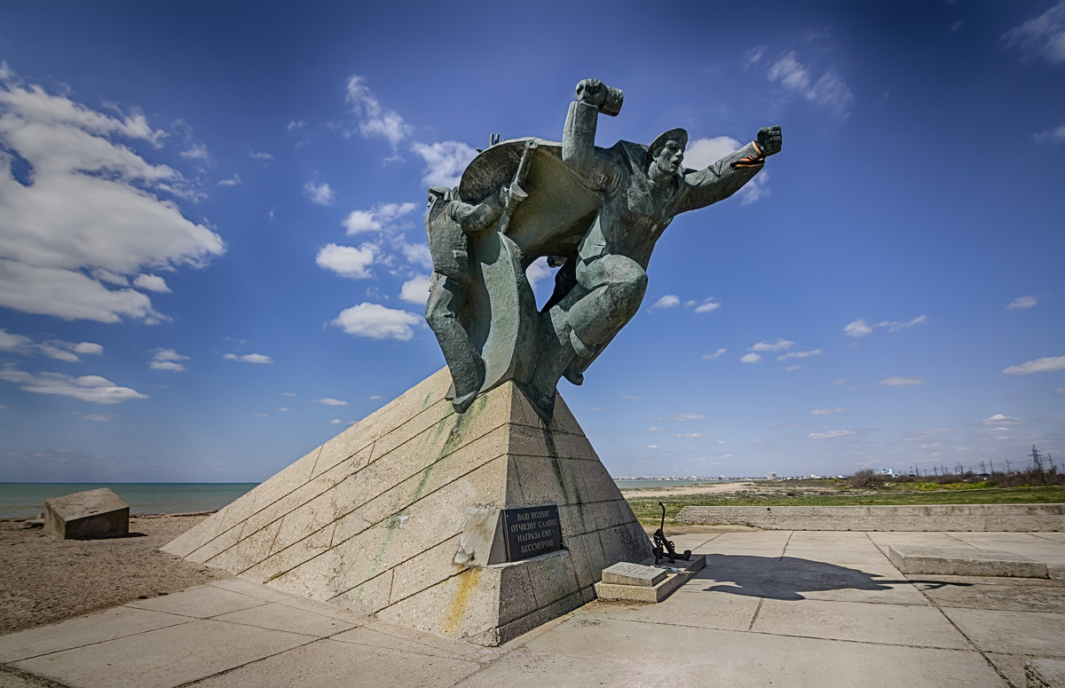Памятник морякам Евпаторийского  морского десанта, высаженного у берегов Евпатории 5 января 1942 г. - Алексадр Мякшин