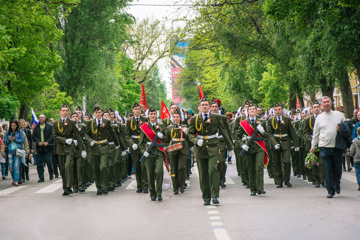 Школьники на параде победы - Елена Маргиева