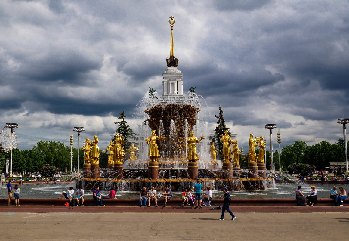 Прогулка по ВДНХ. Знаменитый фонтан - Андрей Воробьев