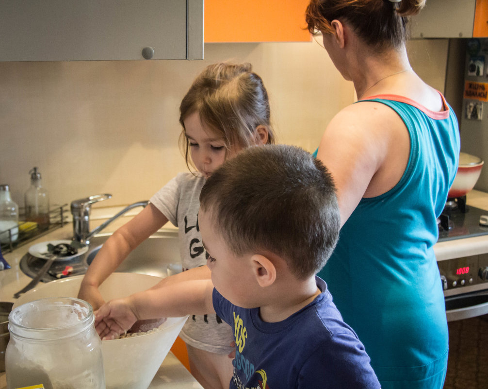 внуки помогают бабуле стряпать пирожки - Сергей Говорков