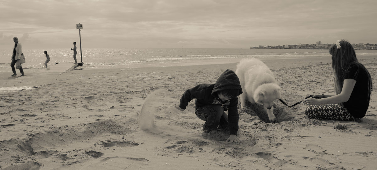 Копатели......ищут нефть на пляже.) - Елена Мартынова