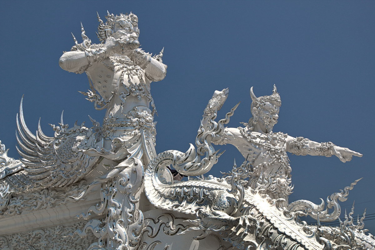 Суровая стража храма Ронг Кхун - Евгений Печенин