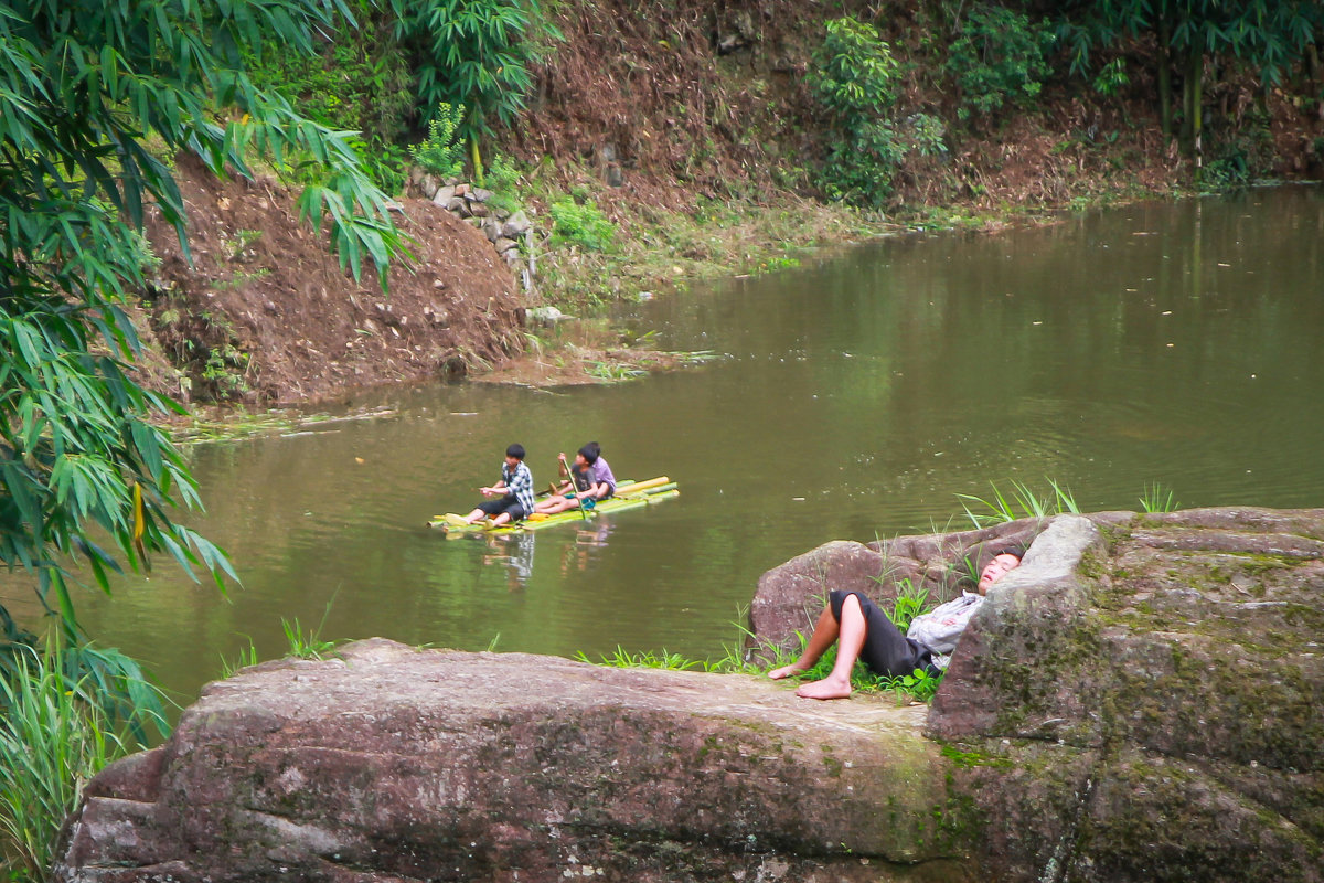 дети переплывают реку на плоту - Светлана Гусельникова