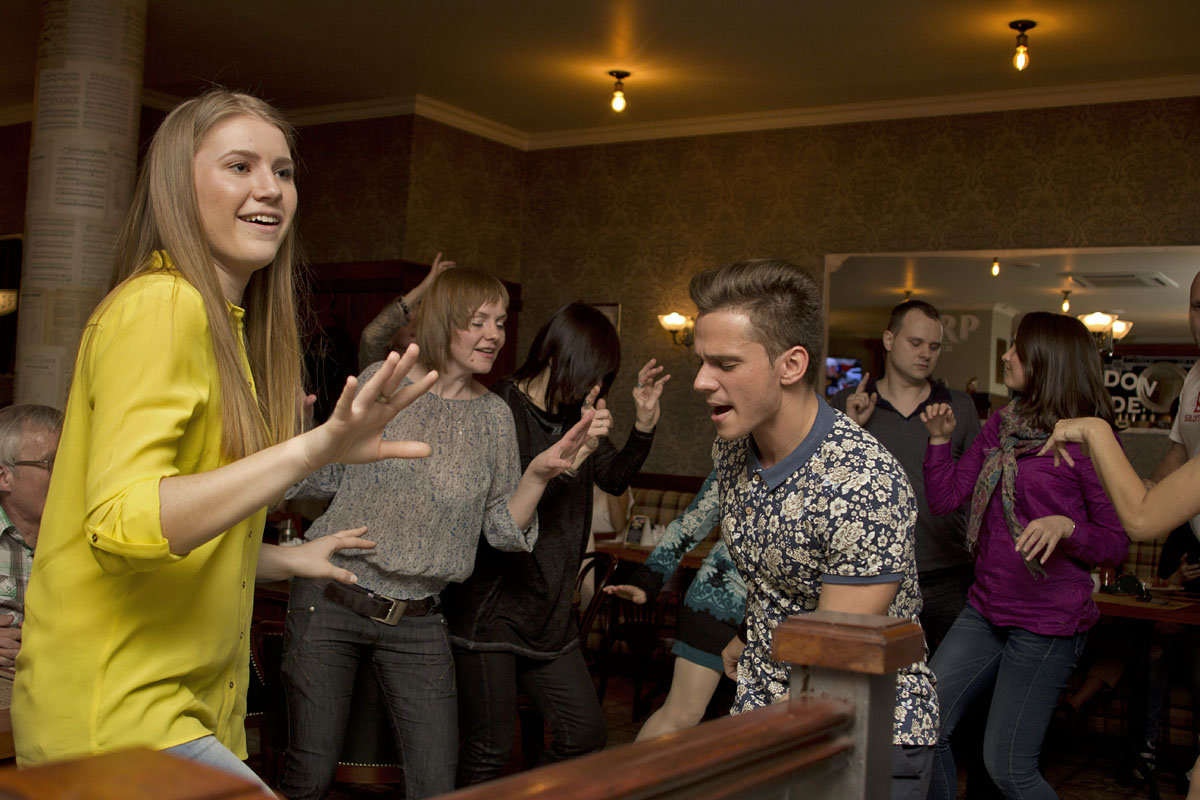 Слиться в танце в Jerr's pub - Юля Стаброва