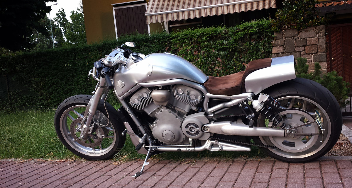 Совершенство.Harley Davidson, Италия,фотография сделана на мобильный телефон - Олег 