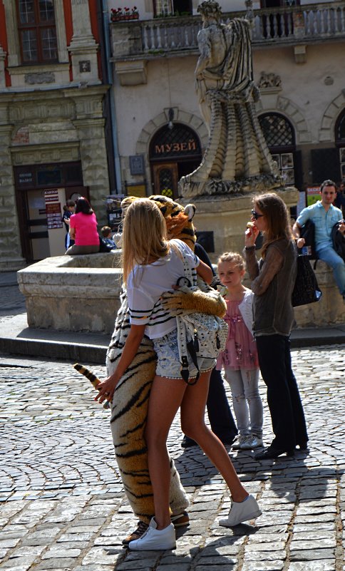«Туристы и город Львов» - Aleks Nikon.ua
