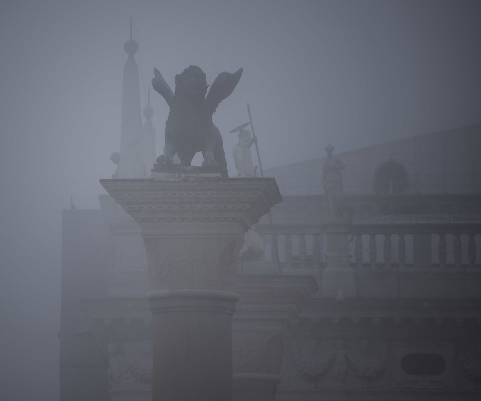 Венеция. И утренний туман Хватает сыростью перила у балкона. И плащ, и маска, как духовный сан, Прив - Олег 