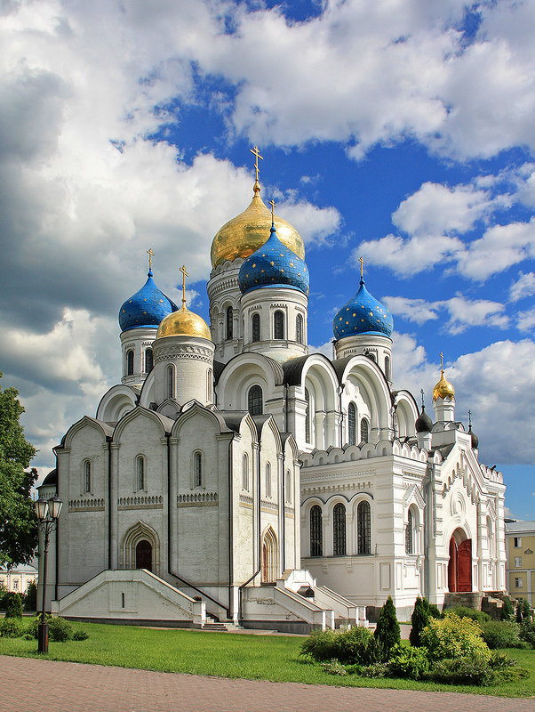 Преображенский (сзади) и Никольский (на переднем плане) соборы Николо-Угрешского монастыря. - Александр Назаров