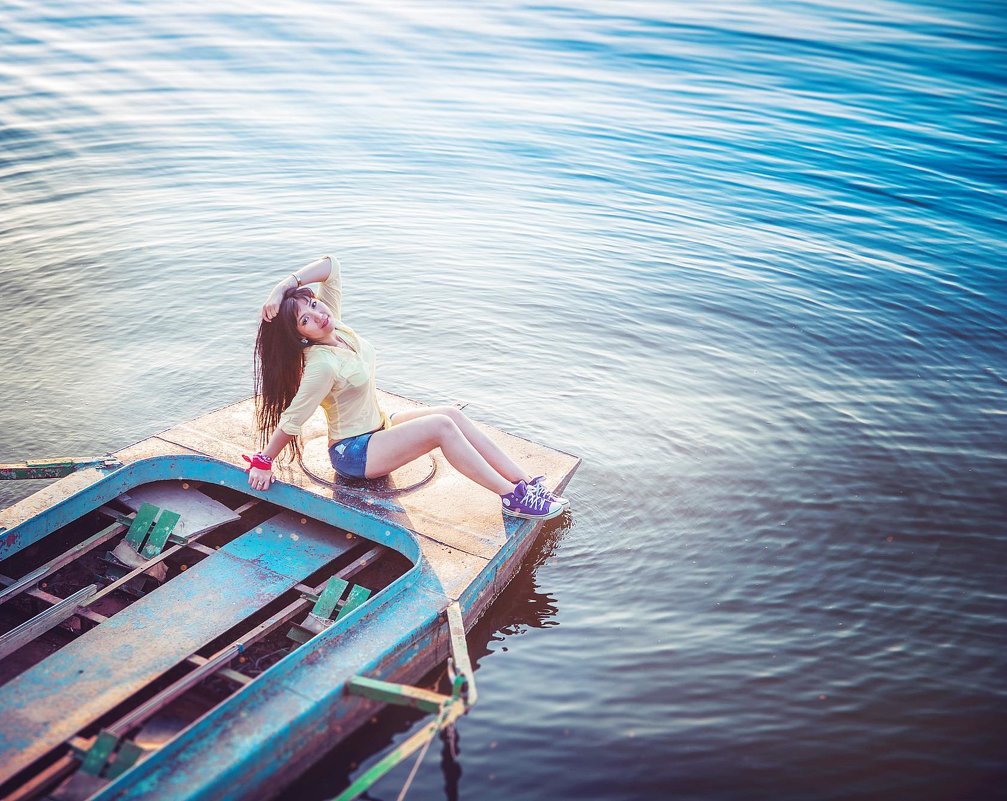 девушка на лодке - Анастасия Харитонова