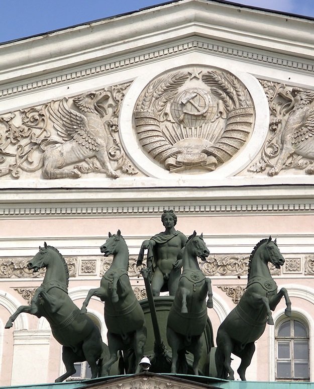 Над входом в здание Большого театра - Владимир Пугачёв