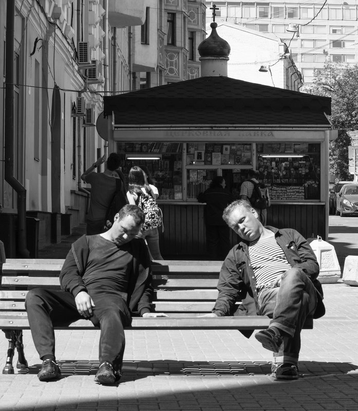 На лавочке перед лавкой - Александр Степовой 