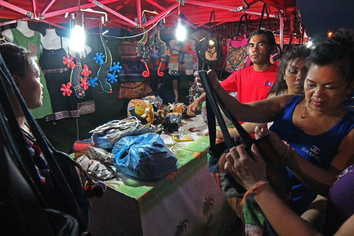 Лаос. Вьентьян. Лавка на ночном рынке - Владимир Шибинский