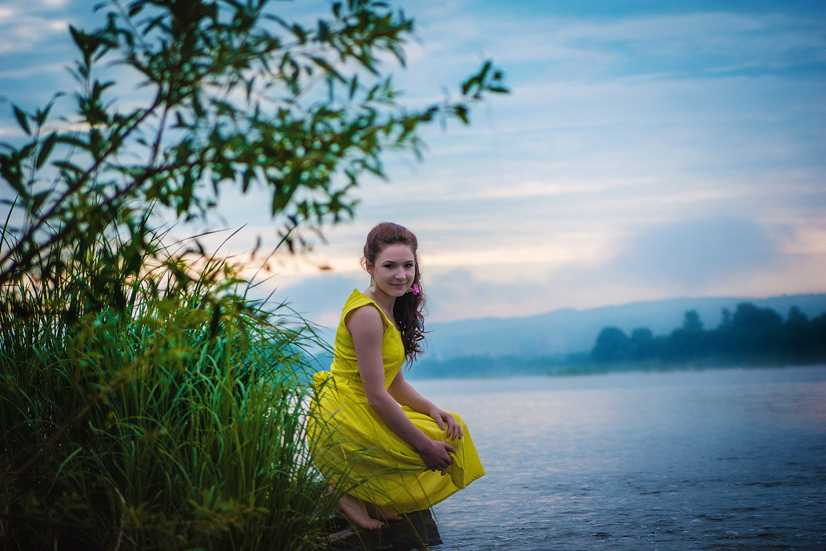 Веселая Красивая Девушка Ходит По Берегу Реки Рано Утром Стоковые Фотографии | FreeImages