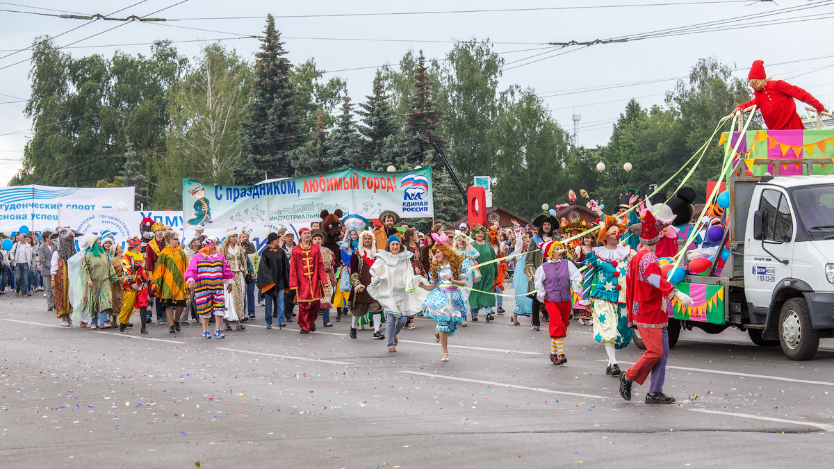 Театрализованное шествие в день города - Леонид Никитин