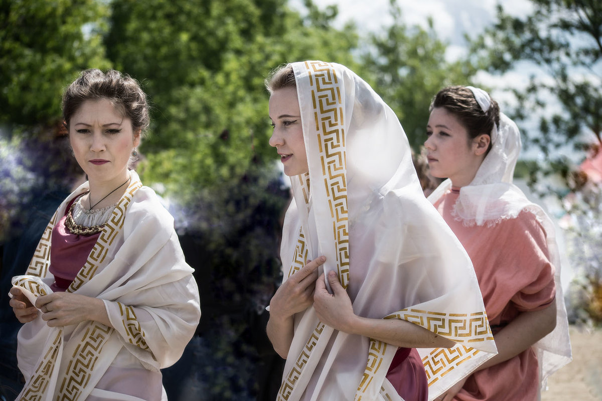 Три девушки, три юные созданья в тот год явились с матерью в священный Рим - Ирина Данилова