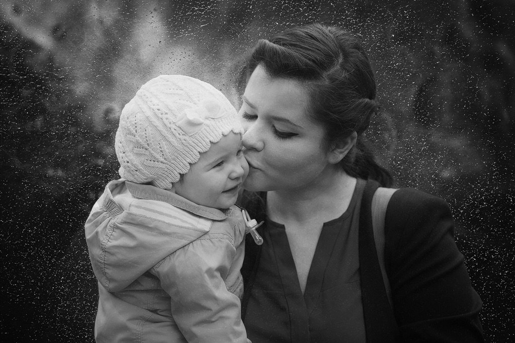 Жена с ребёнком - Евгений Рифиниус