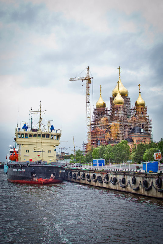 Архангельск. Морской-Речной вокзал. Строящийся храм Михаила Архангела - Ирина Коваленко