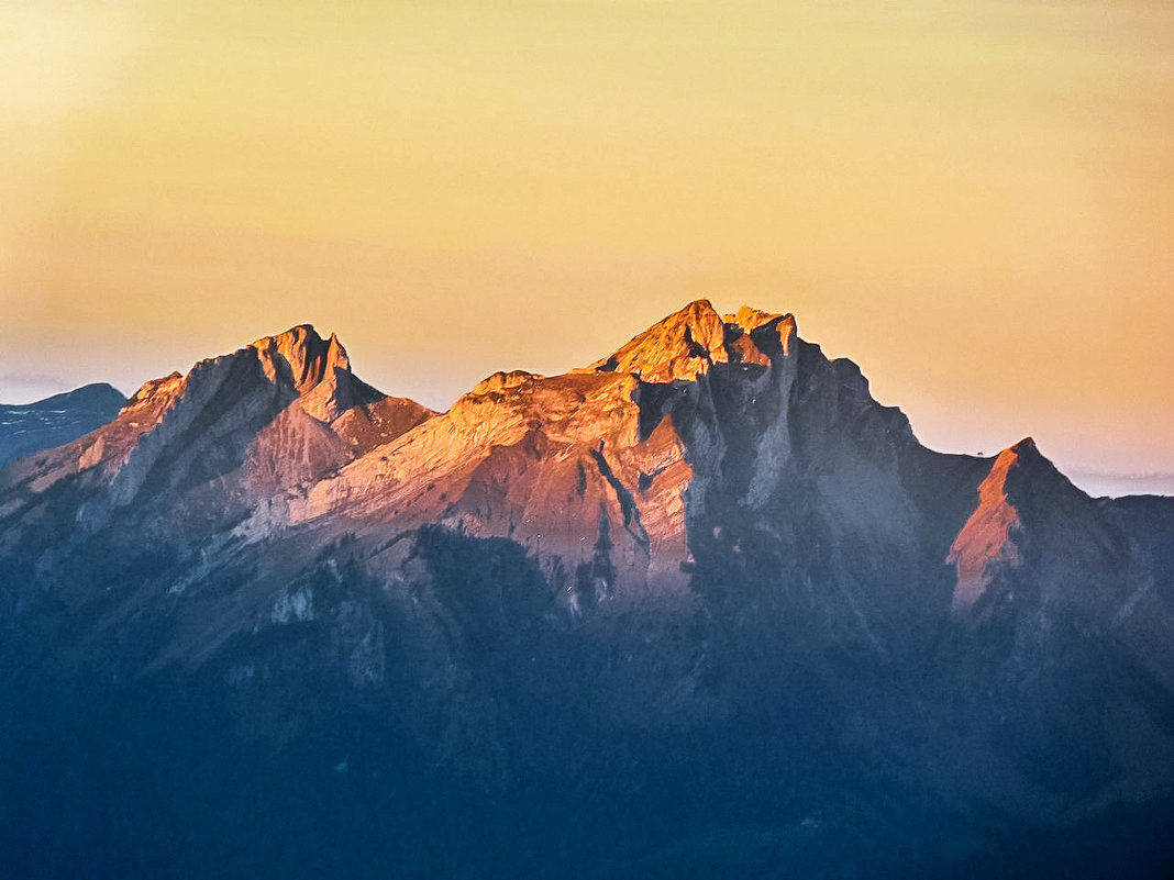 Альпийские горы на рассвете солнца - Zifa Dimitrieva