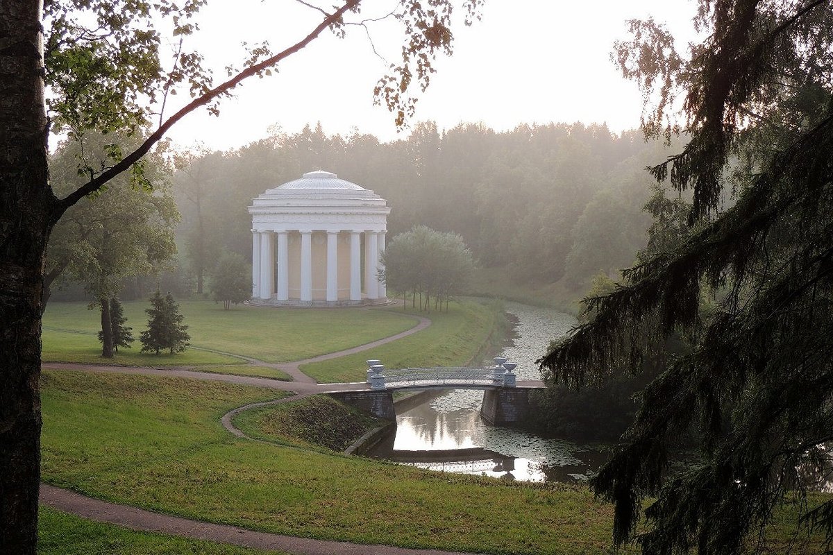 Храм дружбы стоит на самом красивом месте парка, в живописнейшей излучине реки Славянки - Елена Павлова (Смолова)