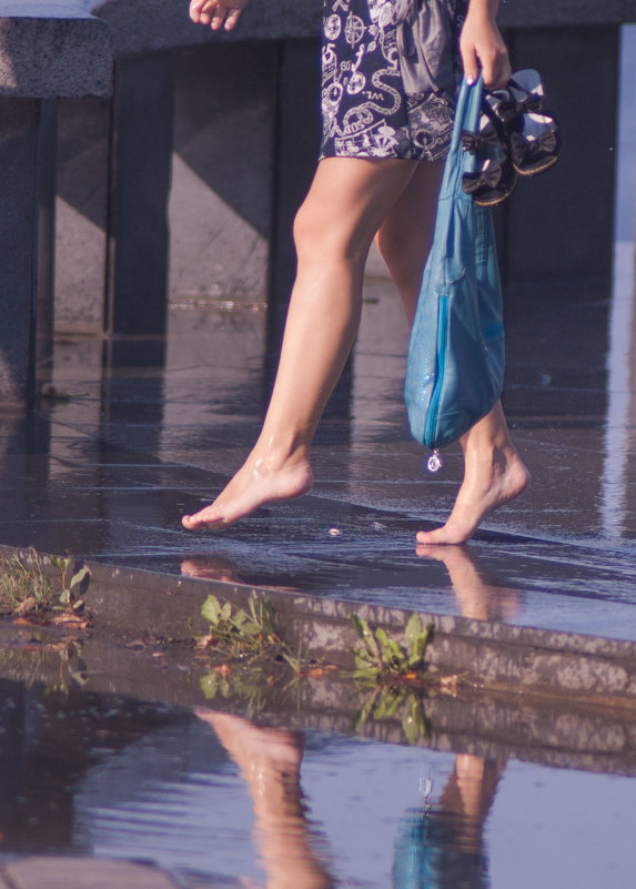 Гуляйте под дождём, если нет дождя замените его фонтаном - Андрей Жарый