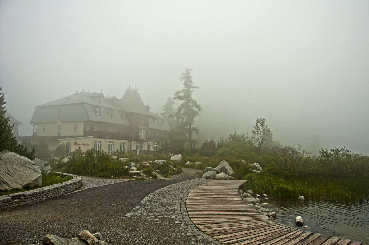 Foggy Hotel - Roman Ilnytskyi