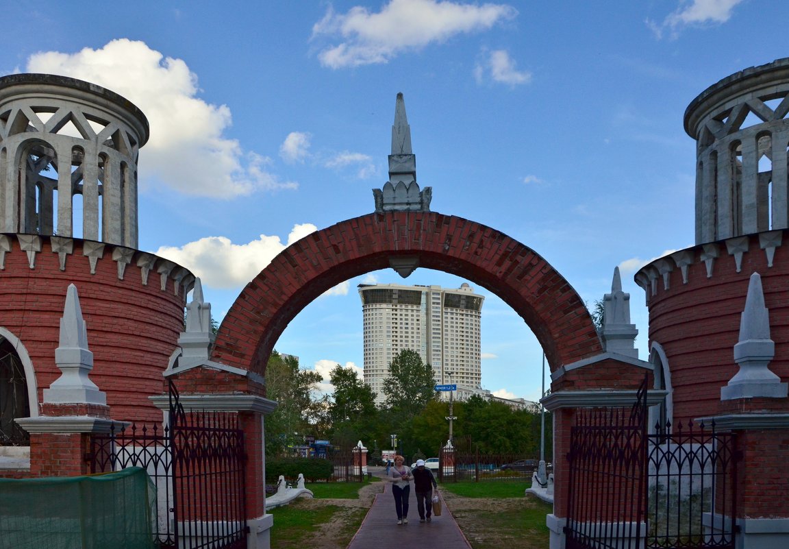 Ворота Воронцовского парка(вид из парка) - Oleg4618 Шутченко