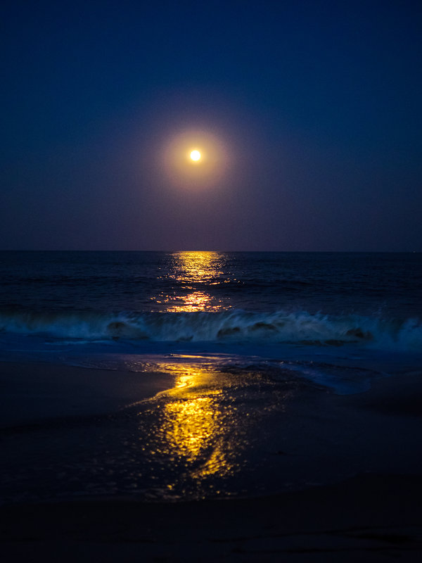 Blue Moon over Atlantic Ocean - Vadim Raskin