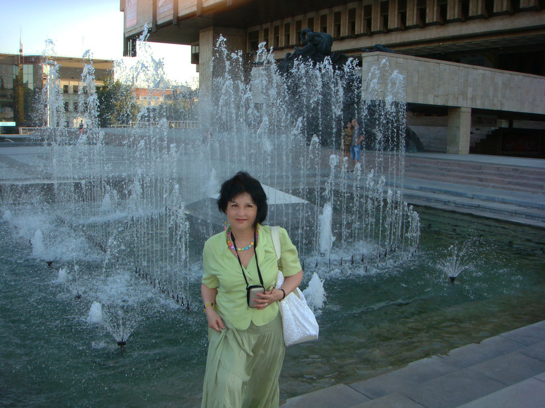 На фоне фонтана - Elena 