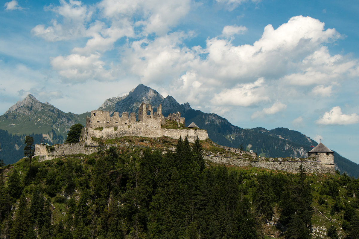 Старая крепость в Альпах - Марина 