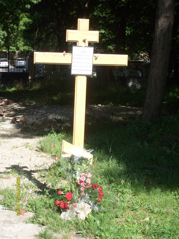 На могиле Сафоновых в ограде Св. Никольского Собора - Алексей Травкин 