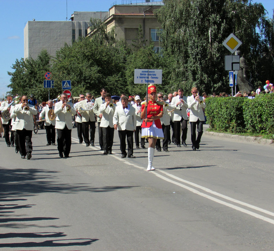По главной улице с оркестром(день города) - раиса Орловская