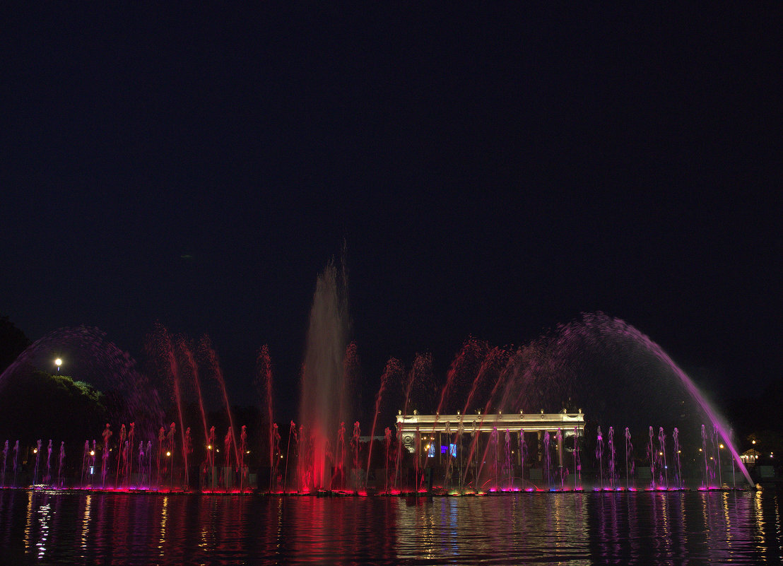 фонтан с красным и фиолетовым - Александра 