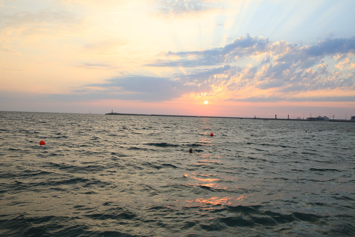море на закате солнца - valeriy khlopunov