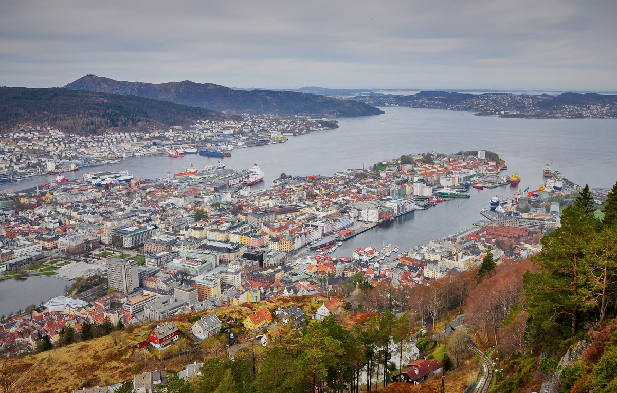 Вид на гавань и город Берген (Норвегия) - Андрей Крючков
