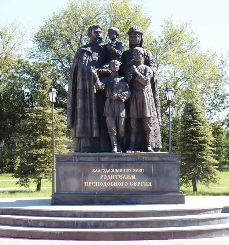 Памятник родителям преподобного Сергия Радонежского в подмосковном Сергиевом Посаде. - Galina Leskova