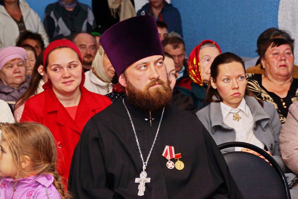 Священник и прихожане - Валерий Симонов