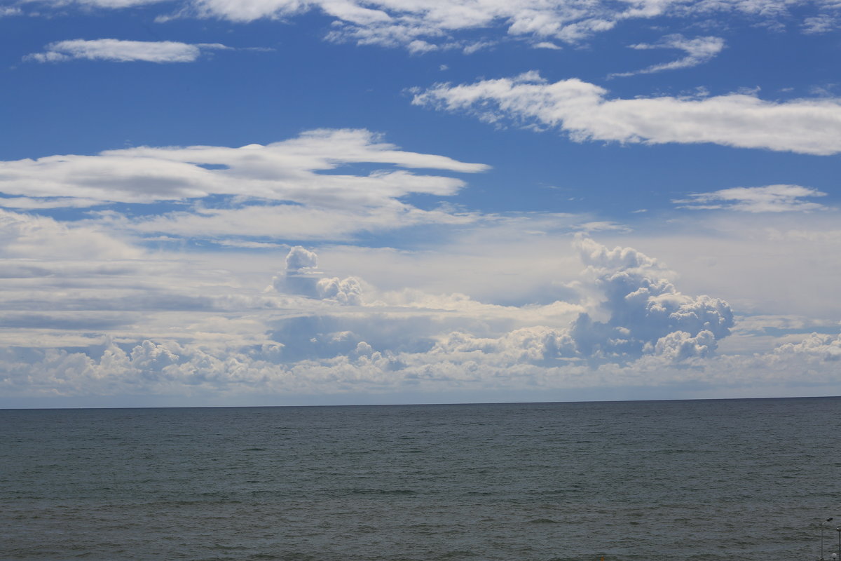 облака над морем в пасмурный день - valeriy khlopunov