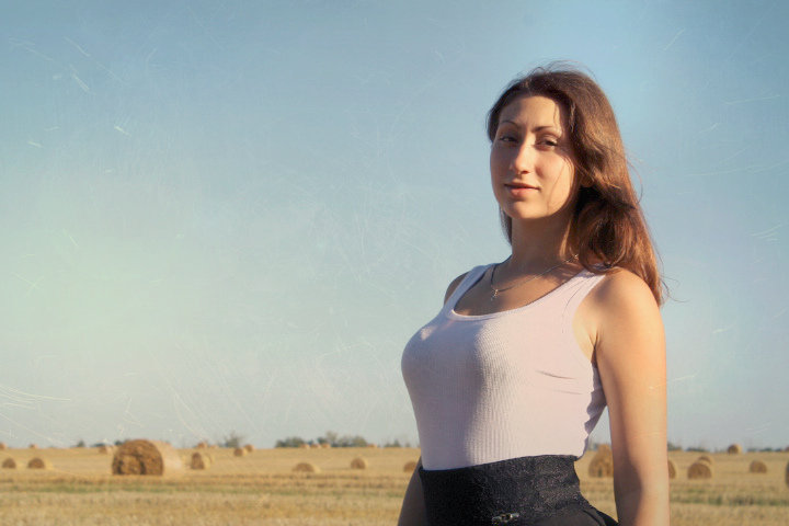 В поле - Ирина Головкина