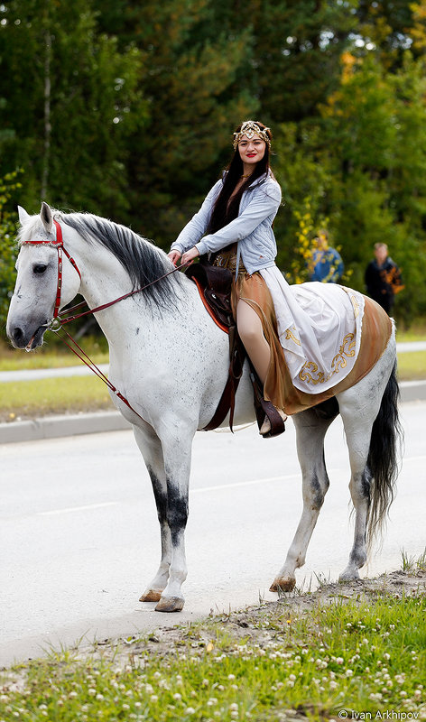 Прекрасная девушка на красивой лошадке - Иван Архипов