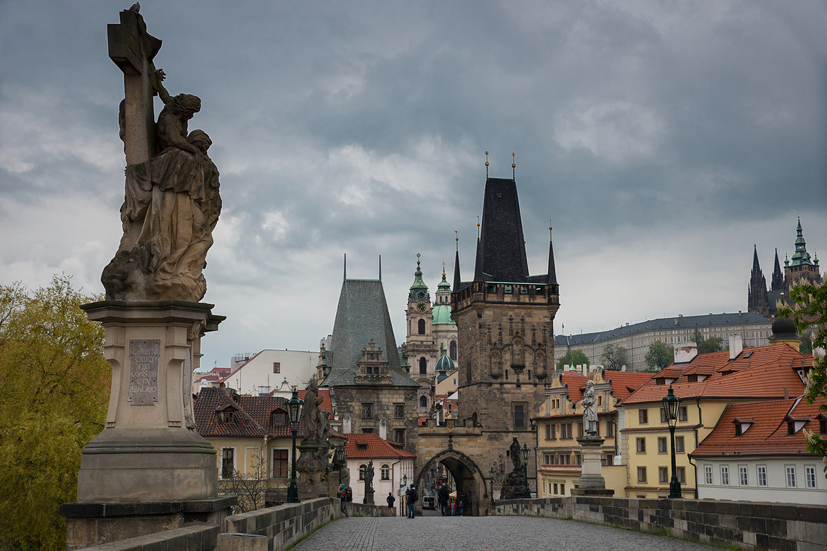 Прага, Карлов мост облачным утром - Денис Глебов