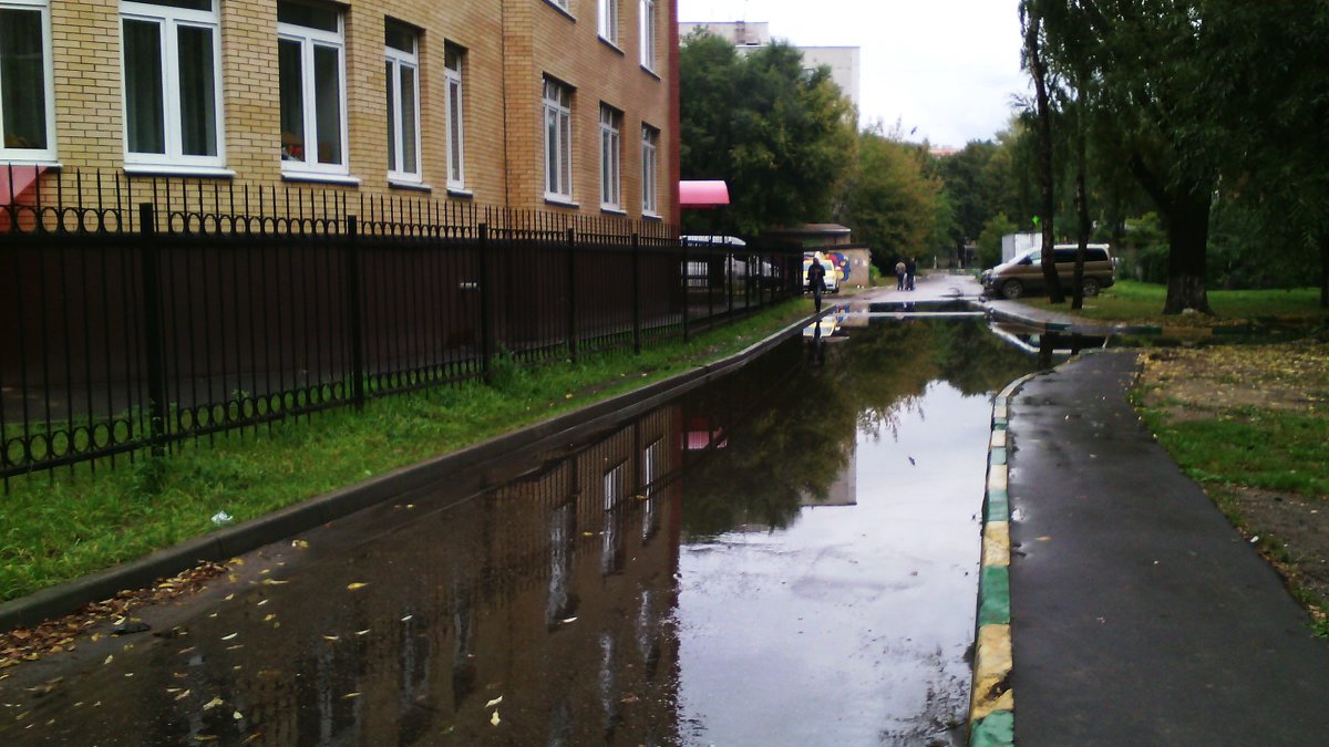 По городу дождик осенний гулял, зеркальце дождик свое потерял,зеркальце то на асфальте лежит... - Ольга Кривых