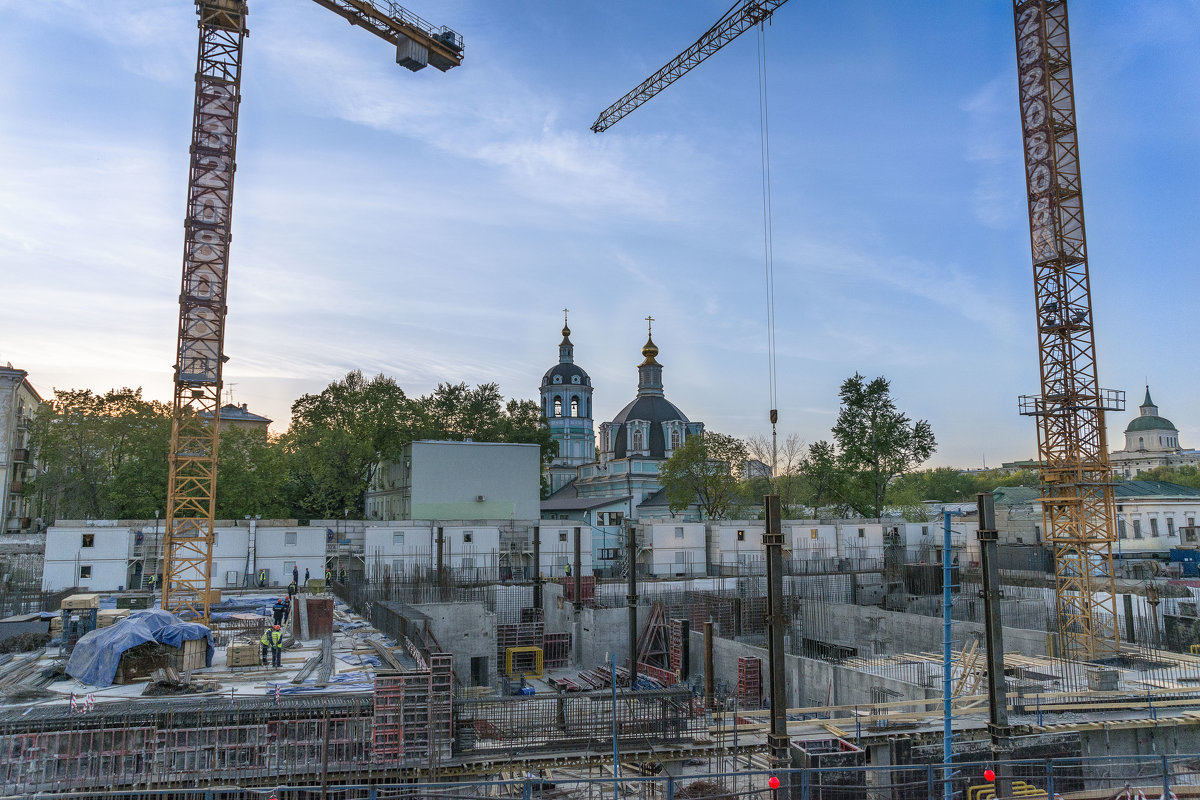 Не сразу все устроилось,  Москва не сразу строилась,  Москва слезам не верила,  А верила любви. - Борис Гольдберг